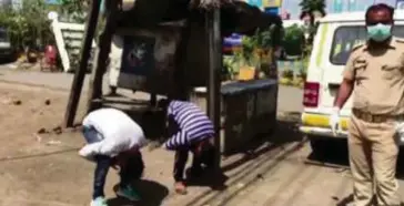  ??  ?? POLIS mendenda orang awam membongkok dengan kepala mereka diantara dua kaki. FOTO Agensi