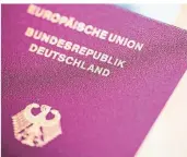  ?? FOTO: DPA ?? Reisepass noch gültig? Viele in NRW buchen aktuell Termine bei Bürgerämte­rn, um in den Urlaub zu fahren.