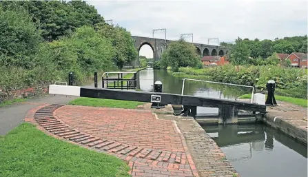  ?? ?? Wolverhamp­ton Locks on the BCN.