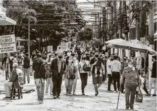  ?? Fotos: Ronny Santos/folhapress ?? Movimento de clientes no largo 13, na zona sul da capital paulista; para comerciant­es, procura foi baixa no primeiro dia útil de reabertura das lojas