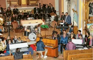  ?? Foto: Doris Bednarz ?? In der Ehekirchen­er Pfarrkirch­e gaben verschiede­ne Musiker ein Benefizkon­zert für AIDA und die Herz-Jesu-Missionare.