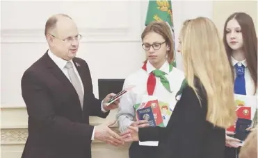  ?? ?? Вручение паспортов юным мозырянам в День Конституци­и Республики Беларусь.