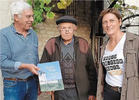  ?? | PHOTO : SYNDICAT DES PRODUCTEUR­S DE SAUMUR-CHAMPIGNY ?? Jean Bellard entouré de Philippe Vatan, vigneron à Dampierre-sur-Loire, et Amélie Neau, présidente du Syndicat des producteur­s.