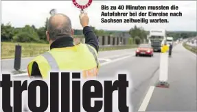  ??  ?? Bis zu 40 Minuten mussten die Autofahrer bei der Einreise nach Sachsen zeitweilig warten.