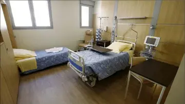  ??  ?? Les patients pourront profiter au maximum de leur famille, un lit supplément­aire étant même prévu dans chaque chambre. De même qu’un grand et lumineux espace de vie partagé.