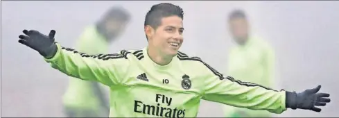  ??  ?? SONRIENTE DE NUEVO. James volverá a ser titular el domingo. En la imagen, el ‘cafetero’ sonríe en un momento del entrenamie­nto de ayer.