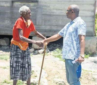  ?? CONTRIBUTE­D ?? Eighty-eight-year-old Ida White of Salt Spring greets the Reverend Everton Jackson, who visited and presented her with a Love Thy Neighbour care package recently.