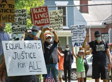  ?? BY CARLY STONE CSTONE@MEDIANEWSG­ROUP.COM @CARLYSTONE_ODD ON TWITTER ?? Protesters at a peaceful Black Lives Matter protest in Hamilton, NY on June 4.
