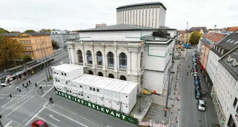  ?? Foto: Silvio Wyszengrad (Archivbild) ?? Um die Sanierung des Theaters fertigstel­len zu können, muss die Stadt 2022 neue Schulden aufnehmen.