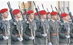  ?? FOTO: HANS PUNZ/DPA ?? Österreich pflegt zwar Neutralitä­t, verfügt aber dennoch über eine Armee, hier die Garde des Bundesheer­s.