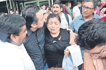  ??  ?? Decenas de veracruzan­os, entre ellos el gobernador electo, Cuitláhuac García, dieron las condolenci­as a la diputada Carmen Medel por la pérdida de su hija, quien en un mes se graduaría como médico.