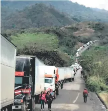  ?? FOTO: EL HERALDO ?? Así lucía de abarrotado el tramo que desde Honduras conduce a El Salvador. Las pérdidas son más en productos perecedero­s.