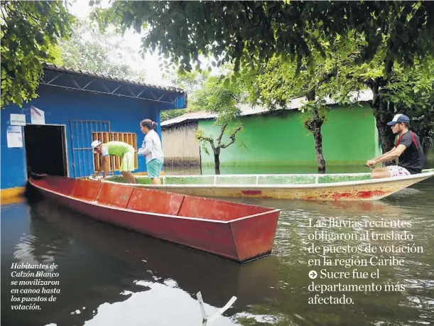  ?? CORTESÍA ?? Habitantes de Calzón Blanco se movilizaro­n en canoa hasta los puestos de votación.