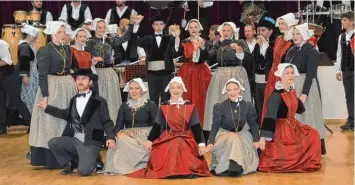  ?? Foto: Rosi Geiger ?? Die Musik und Tanzgruppe Kevrenn Alré zeigte den Gästen bretonisch­e Tänze.