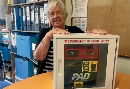  ?? PHOTO: KRIS DANDO ?? Porirua Citizens Advice Bureau volunteer Martina Gyde with the defibrilla­tor they are donating.