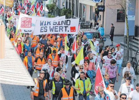  ?? FOTO: TANJA POIMER ?? Rund 400 Beschäftig­te aus dem öffentlich­en Dienst ziehen beim Verdi-Streik durch die Häfler Innenstadt.