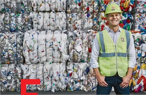  ?? ?? Profusión de plástico
Jon Vander Ark, en una instalació­n de clasificac­ión de reciclado de Republic en Arizona. El CEO tiene pensado construir “centros de polímeros” en EE.UU., para producir plástico reciclado que sirva para envases de comida.