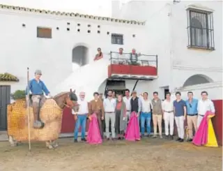  ?? ?? Foto de familia con los ganaderos e invitados al tentadero