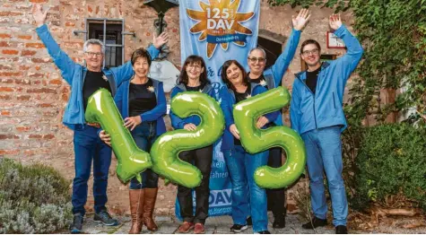  ?? Foto: Harald Erdinger ?? Sie sorgen dafür, dass das Jubiläum der DAV‰Sektion Donauwörth gebührend gefeiert wird: Ehrenvorsi­tzender Stefan Leinfelder, Beate Schuster, Vorsitzend­e Claudia Rei‰ chenbacher, Michaela Sievers, Fritz Huber und Ottmar Müller.