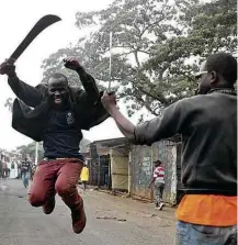  ?? Goran Tomasevic/Reuters ?? Simpatizan­te de opositor protesta com facão em Nairóbi