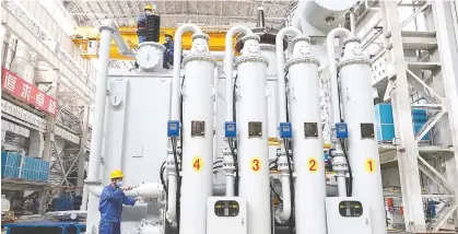  ??  ?? 工人在秦皇岛经济技术­开发区一家大型输变电­设备生产企业的生产车­间工作
新华社图