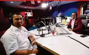  ?? PIC BY MOHD AZREN JAMALUDIN ?? Menteri Besar Datuk Dr Sahruddin Jamal (left) during a pre2020 Johor Budget interview at JohorFM radio studio in Johor Baru yesterday.