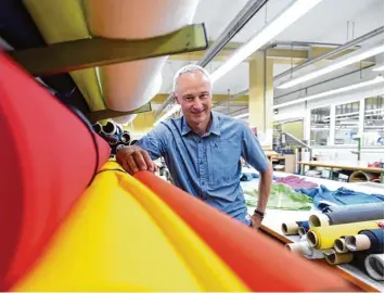  ?? Foto: Marcus Merk ?? Peter Schöffel leitet die Firma Schöffel in siebter Generation. Der 57 Jährige hat das Werk dazu gebracht, sich auf Outdoor Klei dung zu spezialisi­eren, und hatte damit Erfolg.