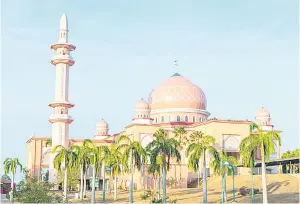  ?? ?? INDAH: Masjid UMS atau lebih dikenali sebagai ‘Pink Mosque’ dalam kalangan pelancong antara destinasi tarikan pelancong antarabang­sa di kampus UMS.