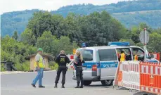  ??  ?? Die Polizei regelte den Verkehr, auf der B29 kam es zu zähem Stau.