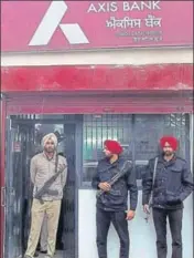  ?? HT PHOTO ?? Policemen stand guard outside the Axis Bank’s Saido Lehal branch after the robbery on Wednesday.