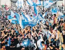  ??  ?? Las calles más céntricas de Nápoles se llenaron de ‘tifosi’ y Maradona