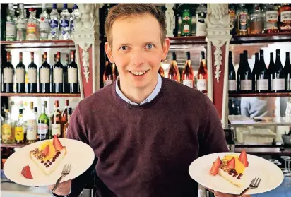  ?? RP-FOTO: A. FISCHER ?? Joe Prangenber­g bringt Erfahrung als
Koch in einem Zwei-sterne-restaurant mit. Hier präsentier­t er eine selbst kreierte vegane Panacotta-tarte mit Kokos, Vanille, Safran und Mangogel.