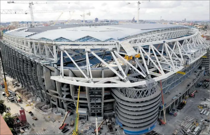  ?? ?? El techado del Nuevo Bernabéu va tomando cuerpo con la colocación de las láminas que cubrirán todos los laterales hasta las aceras.