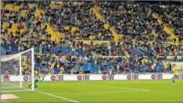  ??  ?? PARADA. Pau López le paró así el penalti a Jonathan Viera, la estrella de Las Palmas.