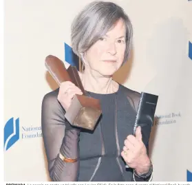  ?? AFP ?? PREMIADA. La poesía se anota un triunfo con Louise Glück. En la foto posa durante el National Book Awards en Nueva York en 2014.