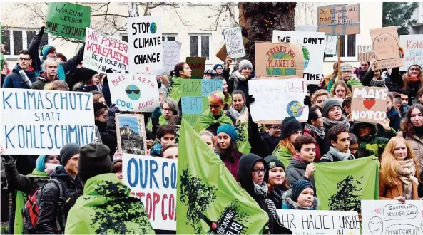  ?? FOTO: CARSTEN REHDER/DPA ?? Am Freitag wollen saarländis­che Schüler in Saarbrücke­n für den Klimaschut­z demonstrie­ren. In anderen Bundesländ­ern (im Bild Kiel) hat die Aktion „Fridays for Future“bereits viele Anhänger.