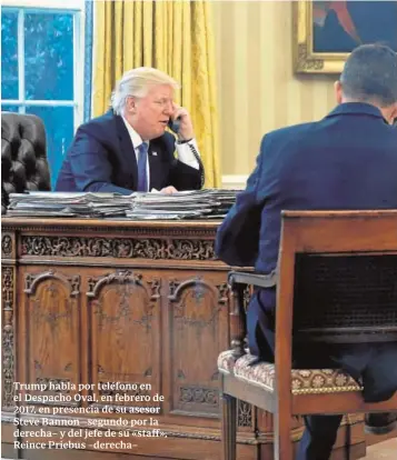  ??  ?? Trump habla por teléfono en el Despacho Oval, en febrero de 2017, en presencia de su asesor Steve Bannon –segundo por la derecha– y del jefe de su «staff», Reince Priebus –derecha–