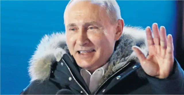  ??  ?? Izbornu pobjedu Vladimir Putin je proslavio u nedjelju navečer