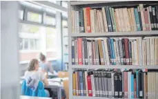  ?? FOTO: SEBASTIAN GOLLNOW/DPA ?? Blick in die Tübinger Universitä­tsbiblioth­ek: Eigentlich sollte der Nothilfefo­nds des Wissenscha­ftsministe­riums den Studenten in Corona-Zeiten helfen. Nach Meinung der FDP ist daraus aber ein Flop geworden.