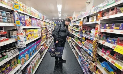  ?? ?? Autoservic­io. Un cliente realiza sus compras en un supermerca­do de Londres.