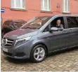  ?? FOTO: STADT DÜSSELDORF ?? Thomas Geisel am Steuer seiner Mercedes V-Klasse.