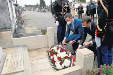  ?? ALBERTO ESTÉVEZ / EFE ?? ALIANZA ANTE LA TUMBA DE AZAÑA. El jefe del Gobierno, Pedro Sánchez, y el presidente francés, Emmanuel Macron, retomaron ayer en Montauban las cumbres bilaterale­s y rindieron un homenaje a los exiliados españoles ante la tumba del presidente de la Segunda República Manuel Azaña.