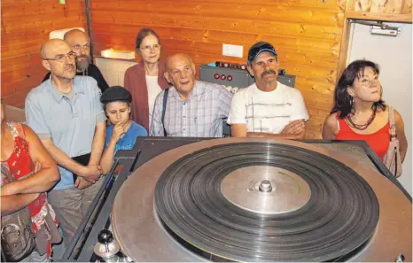  ?? FOTOS: DIRK THANNHEIME­R ?? Bei der Aktion „Schwäbisch­e Türöffner“dürfen die Besucher in den Vorführrau­m des Kinos Saulgau, wo noch ein großer Filmteller steht, auf dem die Filme vor der Digitalisi­erung gespielt wurden.