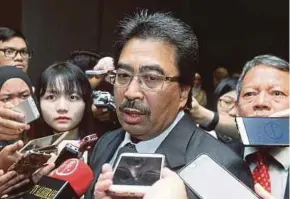  ?? RAZALI
PIC BY YAZIT ?? Second Finance Minister Datuk Seri Johari Abdul Ghani speaking to the media after launching the National Economic Outlook Conference 2018-2019 in Kuala Lumpur yesterday.