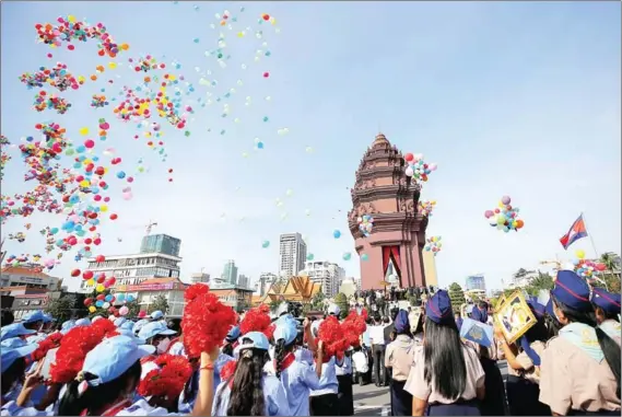  ?? HONG MENEA ?? Cambodians observe the 69th anniversar­y of Independen­ce Day on November 9 at Independen­ce Monument in the capital.