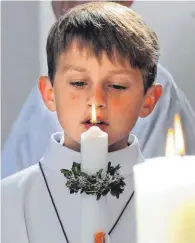  ?? FOTO: ARCHIV ?? Viele Kinder sind bei ihrer Erstkommun­ion sehr aufgeregt. Immerhin stehen sie im Mittelpunk­t der Gemeinde.