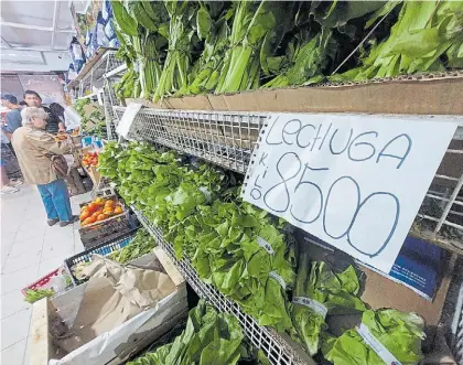  ?? JUANO TESONE ?? Por las nubes.
El precio de la lechuga ayer, en una verdulería de la Ciudad de Buenos Aires.