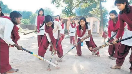  ?? DIWAKAR PRASAD/ HT PHOTO ?? ■ Girls in Hesal go through a gruelling schedule from dawn to dusk but have no complaints and work as farmhands to fund their passion.