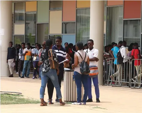  ?? EDUARDO PEDRO | EDIÇÕES NOVEMBRO ?? Aumenta a quantidade de jovens apostados na formação superior ou na experiênci­a em outras universida­des