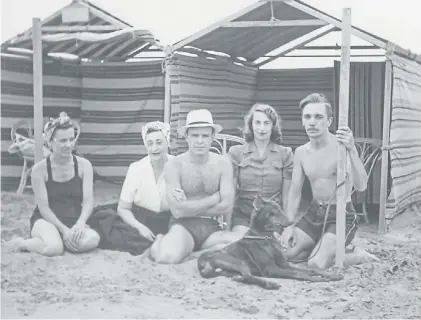  ??  ?? Mar del Plata, 1943. Bioy Casares y Silvina Ocampo escribiero­n juntos “Los que aman odian”.